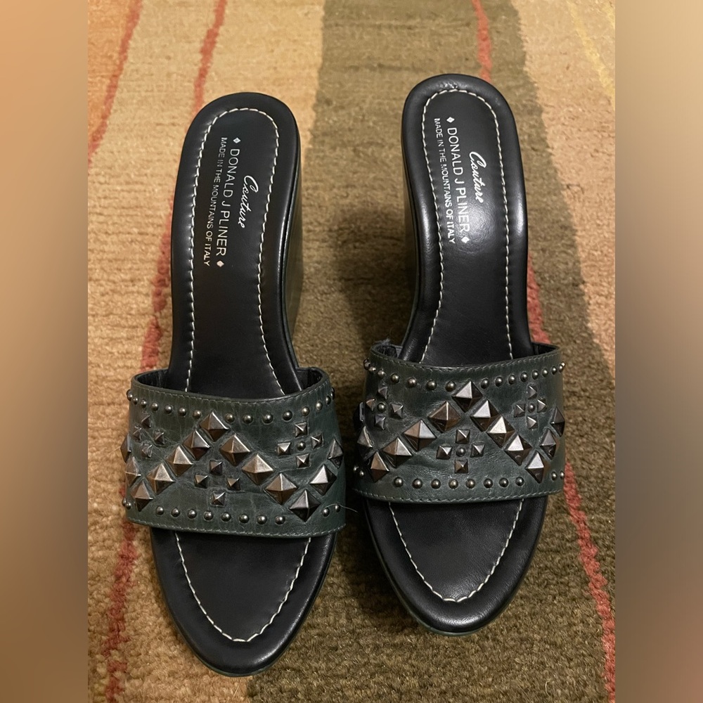 Gorgeous Donald J Pliner wedge sandals. Size 7. Dark green leather